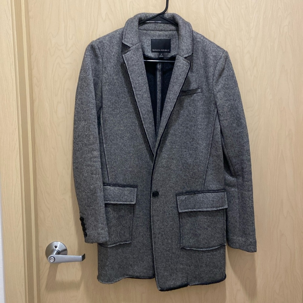 Banana Republic Boyfriend Blazer - size 4 - great condition!